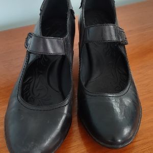 Heeled shoes